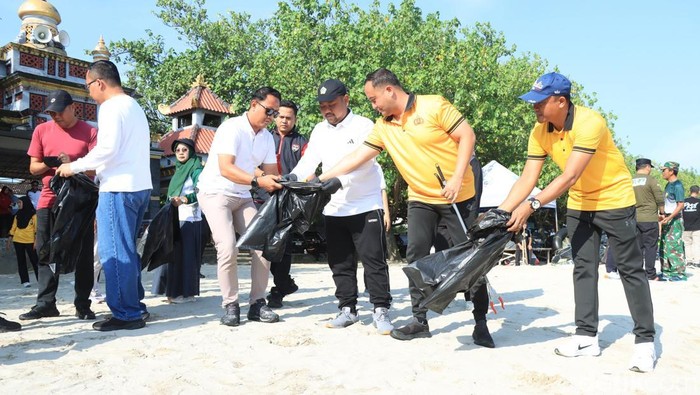 Warga dan Forkopimda Bersihkan 236,5 Kg Sampah dari Pantai Delegan Gresik