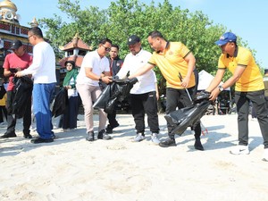 Warga dan Forkopimda Bersihkan 236,5 Kg Sampah dari Pantai Delegan Gresik