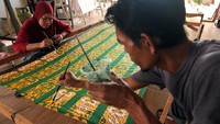 Perajin menyelesaikan proses pembuatan batik di Rumah Ardhina Batik Medan, Sumatera Utara. Foto: ANTARA FOTO/Yudi Manar