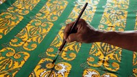 Aktivitas membatik terus berlangsung seiring dukungan pemerintah daerah dalam mendorong pelaku UMKM meningkatkan kualitas dan daya saing produk. Foto: ANTARA FOTO/Yudi Manar