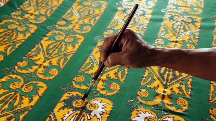 Perajin menyelesaikan pembuatan batik di Rumah Ardhina Batik Medan, Sumatera Utara, Kamis (5/2/2026). Pemerintah Provinsi Sumatera Utara mempersiapkan 1.700 UMKM di wilayahnya naik kelas dengan sejumlah upaya seperti memberikan pelatihan, pendampingan, kurasi, akses pembiayaan business coaching hingga business matching. ANTARA FOTO/Yudi Manar/foc.