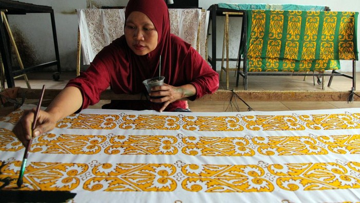 Perajin menyelesaikan pembuatan batik di Rumah Ardhina Batik Medan, Sumatera Utara, Kamis (5/2/2026). Pemerintah Provinsi Sumatera Utara mempersiapkan 1.700 UMKM di wilayahnya naik kelas dengan sejumlah upaya seperti memberikan pelatihan, pendampingan, kurasi, akses pembiayaan business coaching hingga business matching. ANTARA FOTO/Yudi Manar/foc.