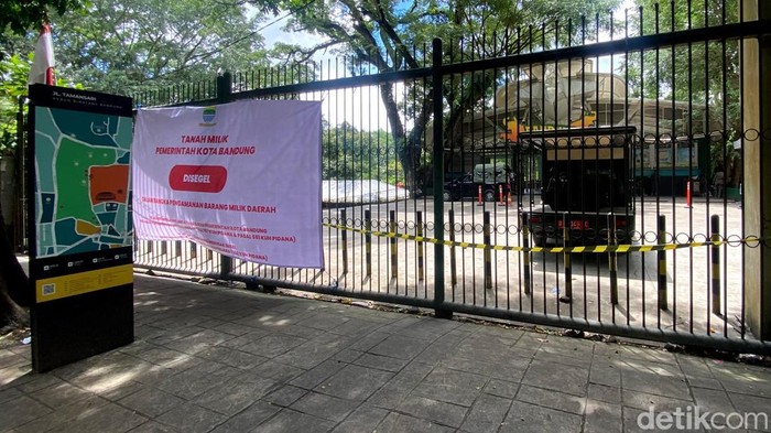 Batal Berwisata, Askur Kecewa Bandung Zoo Disegel!