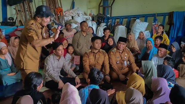 Gubernur Jateng ahmad Luthfi Gubernur Jateng, Ahmad Luthfi, saat mendampingi Wakil Presiden RI, Gibran Rakabuming Raka, meninjau lokasi tanah bergerak di Desa Padasari, Tegal, Jumat (6/2/2026).