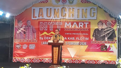 Gubernur NTT, Emanuel Melkiades Laka Lena, meluncurkan NTT Mart di Flores Timur, Kamis (5/2/2026) malam. (Yurgo Purab/detikBali)