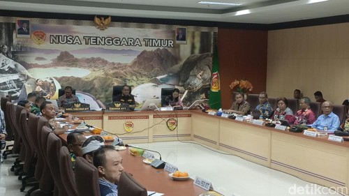 Gubernur NTT Emanuel Melkiades Laka Lena memimpin rapar lints sektor di kantornya, Jumat (6/2/2026).