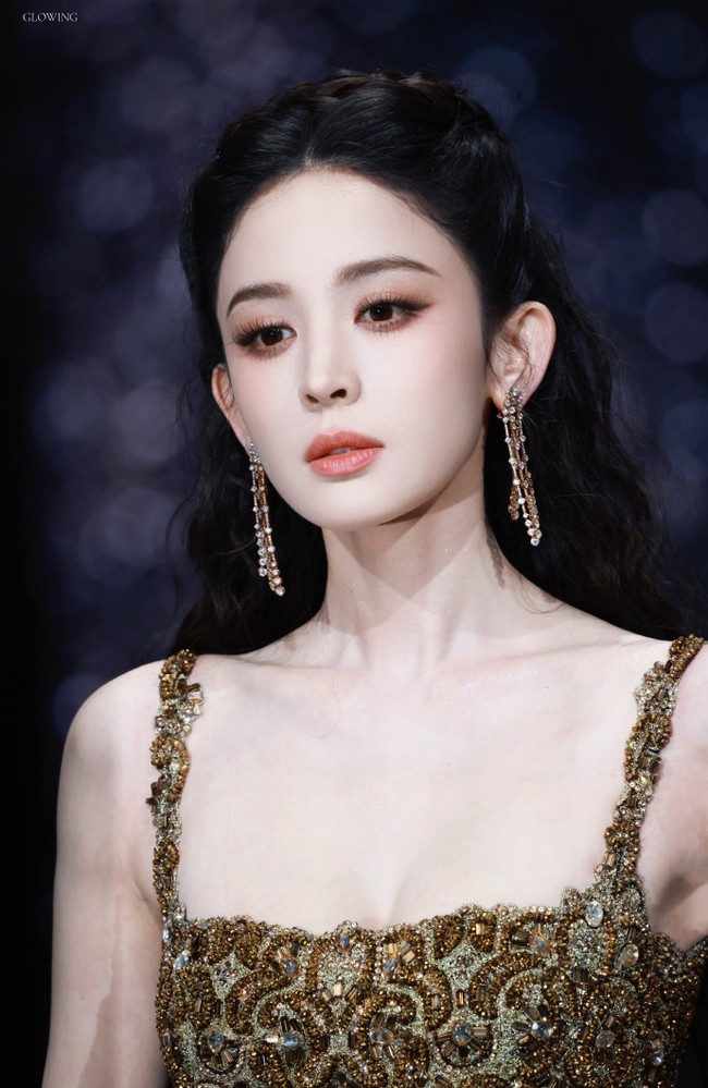 Guli Nazha tampil menawan dalam ajang penghargaan Weibo Night 2026 yang digelar beberapa waktu lalu. Nama aktris keturunan Suku Uighur tersebut jadi trending karena kecantikannya. Foto: Weibo