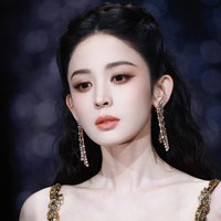 Guli Nazha tampil menawan dalam ajang penghargaan Weibo Night 2026 yang digelar beberapa waktu lalu. Nama aktris keturunan Suku Uighur tersebut jadi trending karena kecantikannya. Foto: Weibo