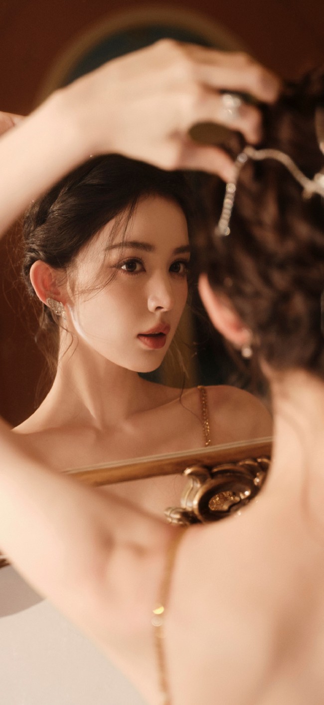 Di malam itu, ia berganti gaun yang sama-sama bernuansa emas kali ini hadir dengan glitter yang membuatnya semakin bersinar. Tatanan rambut updo menjadi gaya Nazha semakin menyala. Foto: Weibo