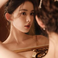 Di malam itu, ia berganti gaun yang sama-sama bernuansa emas kali ini hadir dengan glitter yang membuatnya semakin bersinar. Tatanan rambut updo menjadi gaya Nazha semakin menyala. Foto: Weibo