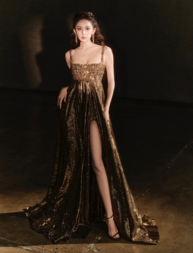 Saat berjalan di karpet merah, wanita 33 tahun itu tampil dengan jumpsuit pendek serupa gaun karena hadir dengan rok menjuntai dan berbelahan tinggi. Kali ini ia membiarkan rambut tergerai dengan kepang di atas kepala, membuatnya bak dewi. Foto: Weibo