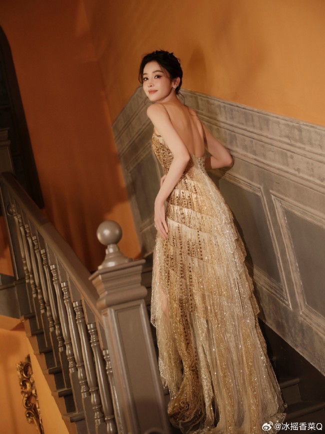 Seperti banyak artis China, pemain film ‘A Legend’ tersebut menyiapkan penampilan keduanya untuk menerima penghargaan di atas panggung. Foto: Weibo