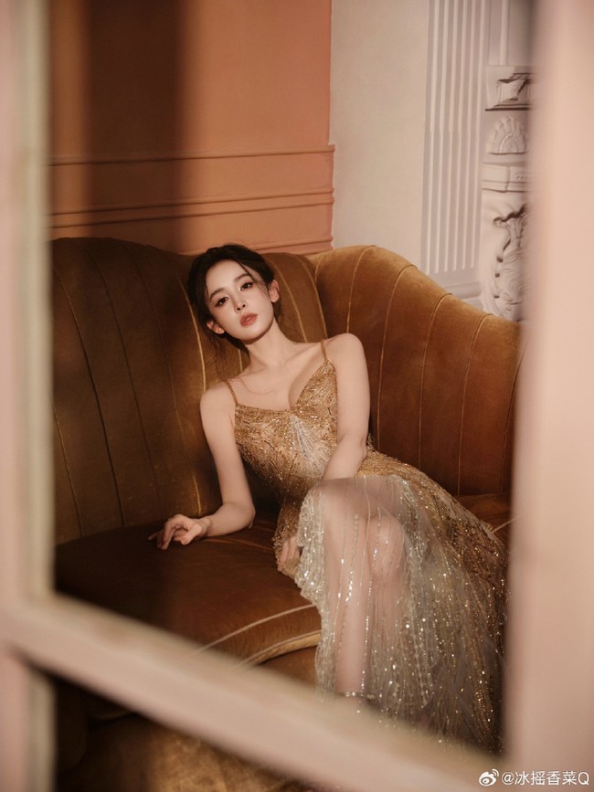 Meski bisa berdiri lagi, kondisi itu tentu mengkhawatirkan para fans. Banyak yang mengecam panggung terlalu curam hingga pencahayaan yang kurang. Tak lama setelahnya, Nazha pun langsung memastikan dirinya baik-baik saja melalui unggahannya di media sosial. Foto: Weibo