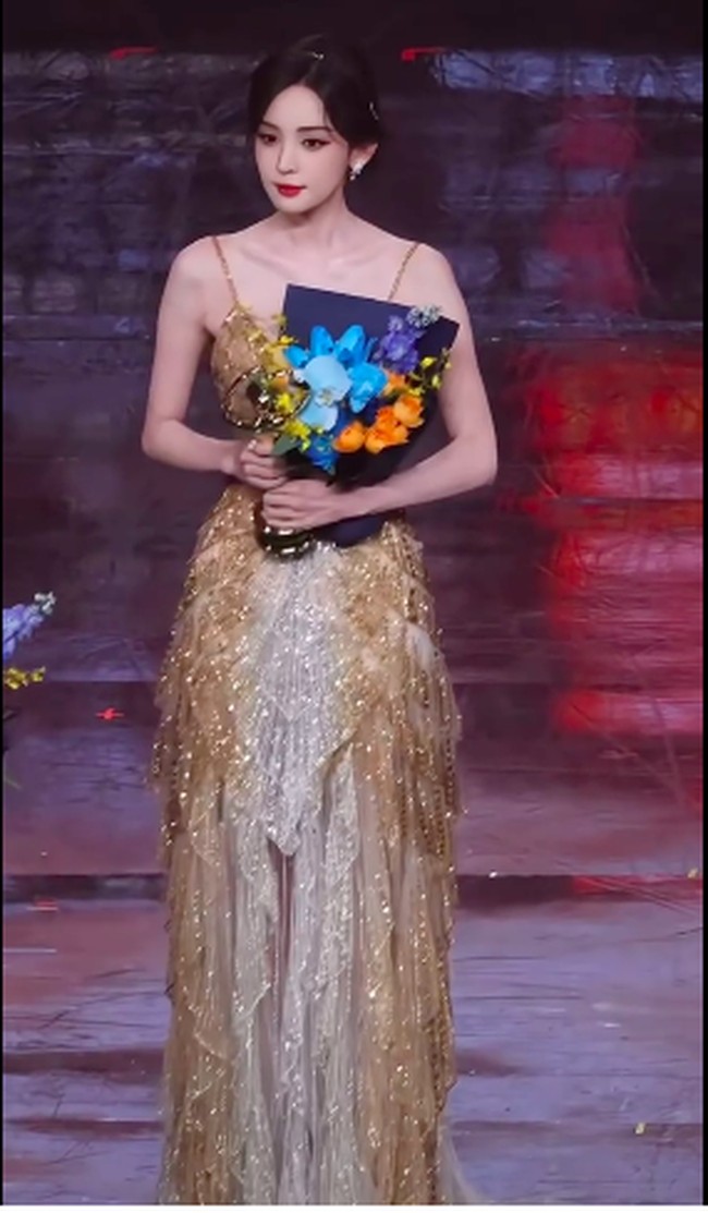 Guli Nazha diganjar penghargaan Aktris Bersinar Tahun Ini dalam Weibo Night. Dalam pidatonya, Nazha berterima kasih atas trofi tersebut dan berjanji untuk bekerja lebih baik lagi selagi menyampaikan selamat tahun baru untuk para penggemar. Foto: Weibo