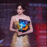 Guli Nazha diganjar penghargaan Aktris Bersinar Tahun Ini dalam Weibo Night. Dalam pidatonya, Nazha berterima kasih atas trofi tersebut dan berjanji untuk bekerja lebih baik lagi selagi menyampaikan selamat tahun baru untuk para penggemar. Foto: Weibo