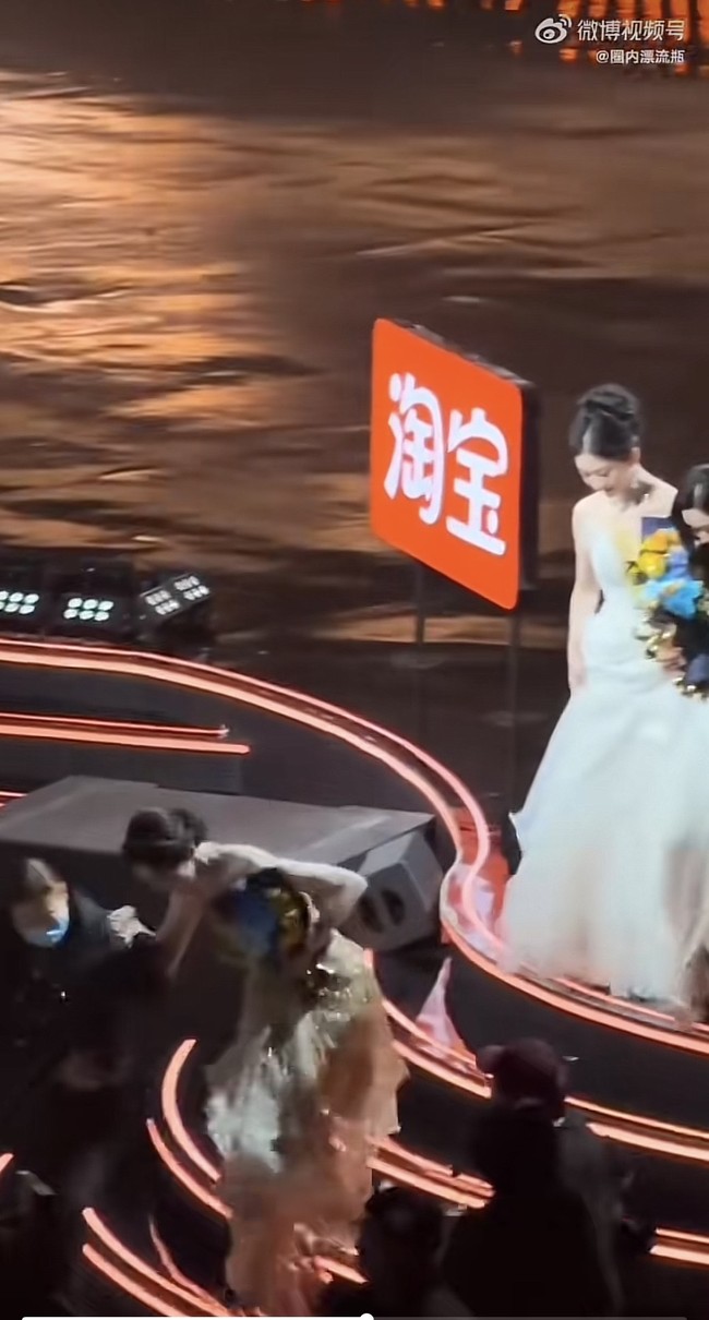 Setelah memberi pidato, Guli Nazha mengalami insiden saat turun panggung. Meski sudah dibantu oleh staff, bintang ‘Dynansty Warriors’ tersebut sempat tergelincir ketika menuruni anak tangga. Foto: Weibo