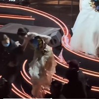 Setelah memberi pidato, Guli Nazha mengalami insiden saat turun panggung. Meski sudah dibantu oleh staff, bintang ‘Dynansty Warriors’ tersebut sempat tergelincir ketika menuruni anak tangga. Foto: Weibo