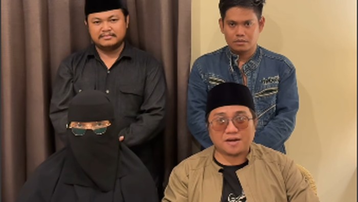 Gus Idris saat menyampaikan klarifikasi tentang kabar viral dugaan pelecehan seksual berkedok konten YouTube Sumpang Pocong.