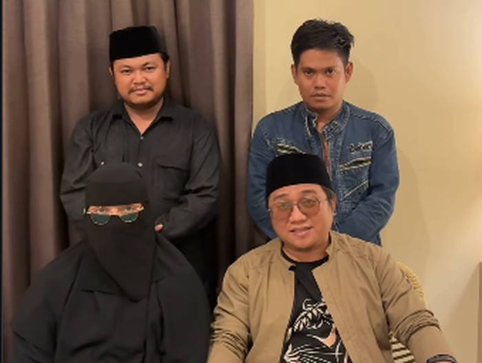 Gus Idris saat menyampaikan klarifikasi tentang kabar viral dugaan pelecehan seksual berkedok konten YouTube Sumpang Pocong.