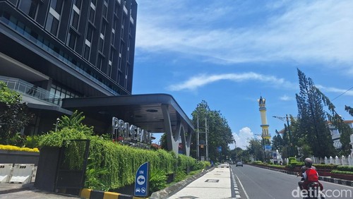 Salah satu hotel di Kota Mataram.