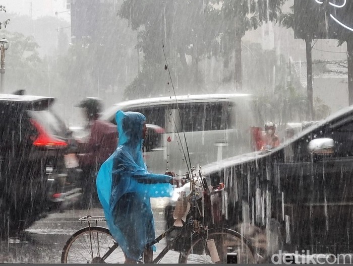 Hujan lebat mengguyur Surabaya