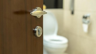 Ini Alasan Kenapa Kamar Mandi Hotel Selalu Ada di Dekat Pintu...