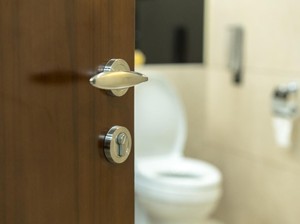 Ini Risiko Sering Cuci Piring di Kamar Mandi, Yuk Disimak!