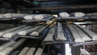 Dalam sehari, Sentra Tempe Rorotan mampu mengolah kacang kedelai hingga menghasilkan sekitar 2.000 kilogram tempe. Proses produksi dilakukan secara bertahap dengan mengandalkan keterampilan para pekerja yang telah terbiasa mengolah kedelai secara manual.