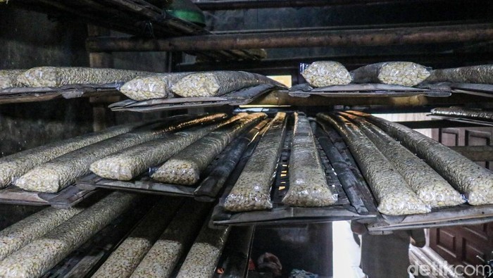 Sejumlah pekerja memproduksi tempe secara tradisional di Sentra Produksi Tempe Rorotan, Jakarta Utara, Kamis (6/2/2026). Sentra ini menjadi salah satu pemasok tempe untuk memenuhi kebutuhan pasar tradisional dan warung makan di wilayah Jakarta Utara.