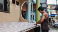 Selanjutnya, tempe yang telah dicetak dijemur di luar ruangan untuk mempercepat proses fermentasi. Biasanya, dalam waktu semalaman tempe sudah matang dan siap didistribusikan untuk dikonsumsi masyarakat.