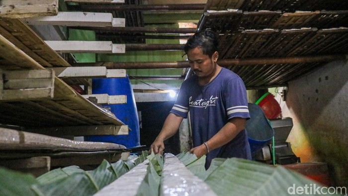 Sejumlah pekerja memproduksi tempe secara tradisional di Sentra Produksi Tempe Rorotan, Jakarta Utara, Kamis (6/2/2026). Sentra ini menjadi salah satu pemasok tempe untuk memenuhi kebutuhan pasar tradisional dan warung makan di wilayah Jakarta Utara.