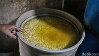 Pada tahap awal, kacang kedelai direbus menggunakan kayu bakar sebagai bahan bakar utama. Perebusan berlangsung sekitar tiga jam hingga kedelai matang dan siap diolah ke tahap berikutnya.