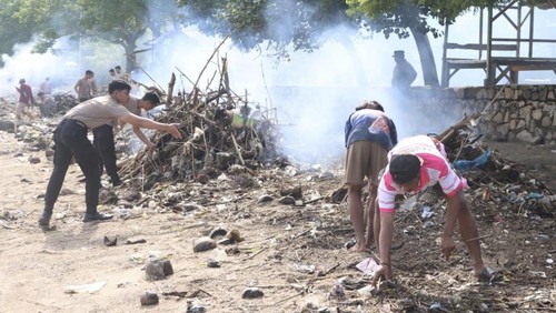 Jajaran Polres Bima menggelar aksi bersih-bersih sampah di Pantai Kalaki, Desa Panda, Kecamatan Palibelo, Kabupaten Bima, NTB, Jumat (6/2/2026). (Foto: Dok. Polres Bima)
