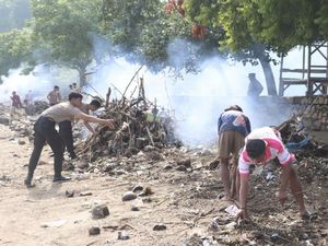 Tindak Lanjuti Instruksi Presiden, Polres Bima Bersih-bersih Pantai Kalaki