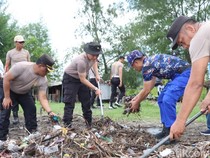 Tindaklanjuti Instruksi Presiden, Polres Lobar Bersih-bersih Pantai Kupu-Kupu