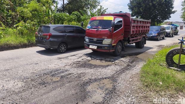 Jalan Raya Onggorawe - Mranggen, Kabupaten Demak rusak parah, Jumat (6/2/2026). Jalan Raya Onggorawe - Mranggen, Kabupaten Demak rusak parah, Jumat (6/2/2026).
