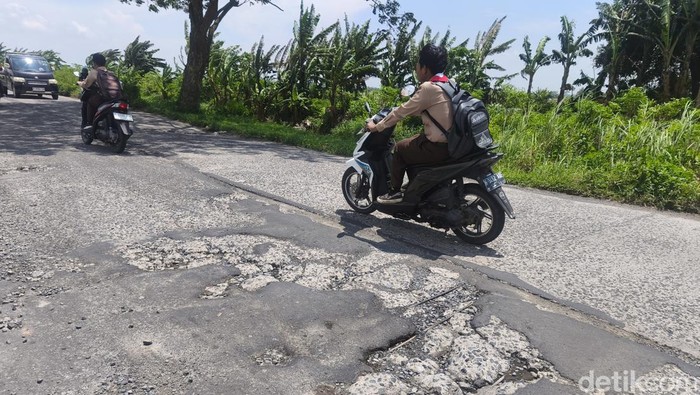 Jalan Raya Onggorawe - Mranggen, Kabupaten Demak rusak parah, Jumat (6/2/2026).