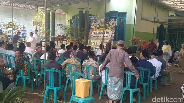 Jenazah Muhammad Ashim Alfa Bariri (25), mahasiswa Universitas Al-Azhar Kairo diberangkatkan ke pemakaman di kampung halamannya, Pekalongan, Jumat (6/2/2026).