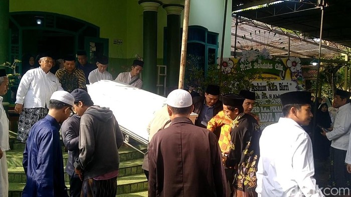 Jenazah Muhammad Ashim Alfa Bariri (25), mahasiswa Universitas Al-Azhar Kairo diberangkatkan ke pemakaman di kampung halamannya, Pekalongan, Jumat (6/2/2026).