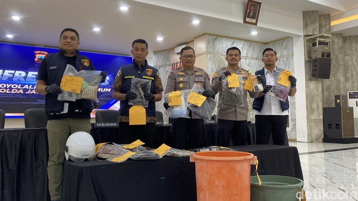 Kabid Humas Polda Jateng Kombes Artanto dan Kapolres Boyolali AKBP Indra Maulana Saputra saat ungkap kasus perampokan di Mapolda Jateng, Jumat (6/2/2026).