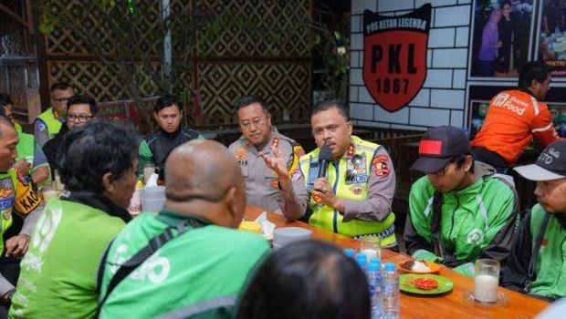 Kakorlantas Polri Irjen Agus Suryonugroho bersilaturahmi dengan komunitas ojol di Jawa Timur