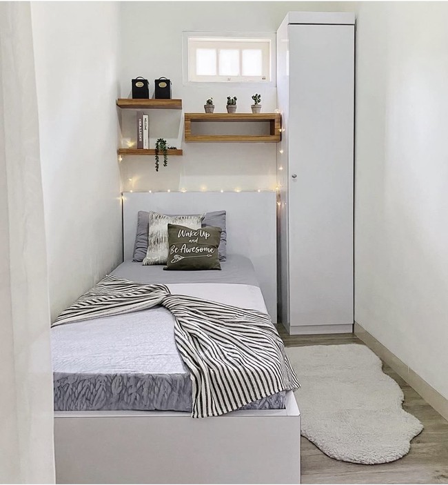 Kamar ART artis Natalie Sarah terlihat modern dan aesthetic. Pemain sinetron cinta SMU ini mengungkapkan di Instagram bahwa ukuran ruangan 320cm X 180cm ini awalnya adalah gudang. “Dari gudang terus jadi kamar tamu, terus jadi kamar mbak hehehe,” tulis Natalie Sarah. Foto: Dok. YouTube, Instagram