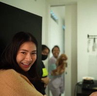 Felicya Angelista memberikan ruangan khusus untuk ART-nya dengan kamar tidur, kamar mandi dan dapur. Ini juga menyatu dengan rumah Felicya “ini kita kasih kamuflase door supaya mereka punya privasi kan di dalam situ,” terang Felicya di akun YouTubenya. Foto: Dok. YouTube, Instagram