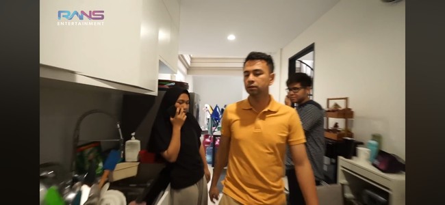 Raffi Ahmad menyediakan tempat tinggal khusus untuk para Asisten Rumah Tangganya dengan fasilitas lengkap, beberapa kamar tidur, kamar mandi, dapur, dan ruangan santai. Tempatnya persis di bawah rumahnya yang bisa diakses lewat lift. Foto: Dok. YouTube, Instagram