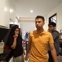 Raffi Ahmad menyediakan tempat tinggal khusus untuk para Asisten Rumah Tangganya dengan fasilitas lengkap, beberapa kamar tidur, kamar mandi, dapur, dan ruangan santai. Tempatnya persis di bawah rumahnya yang bisa diakses lewat lift. Foto: Dok. YouTube, Instagram