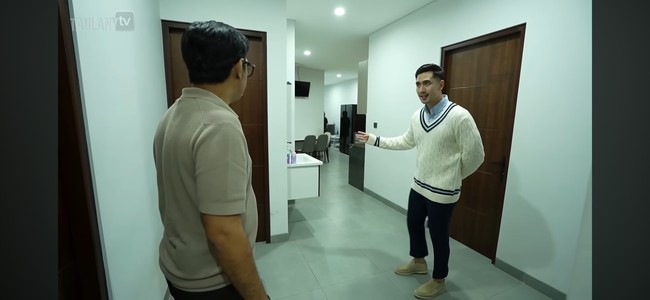Verrell Bramasta mendapat pujian dari netizen karena memberikan fasilitas yang mumpuni untuk asisten rumah tangganya. Lewat kanal Youtube Taulany TV, Varrel Bramasta mengungkapkan area khusus untuk ART dengan tiga kamar tidur lengkap dengan kulkas, ruang santai dan kamar mandi. Foto: Dok. YouTube, Instagram