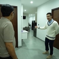 Verrell Bramasta mendapat pujian dari netizen karena memberikan fasilitas yang mumpuni untuk asisten rumah tangganya. Lewat kanal Youtube Taulany TV, Varrel Bramasta mengungkapkan area khusus untuk ART dengan tiga kamar tidur lengkap dengan kulkas, ruang santai dan kamar mandi. Foto: Dok. YouTube, Instagram