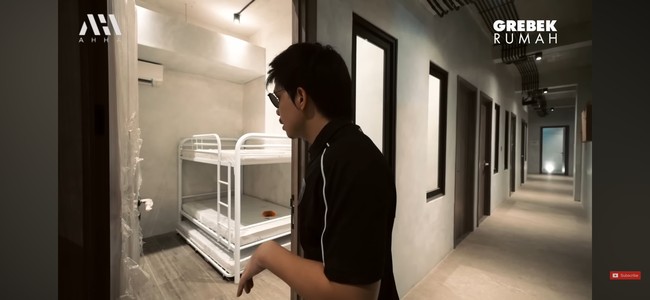 Kamar ART Atta Halilintar dan Aurel Hermansyah tersedia dengan ranjang susun. Mengusung tema industrial, kamar tersebut sudah dilengkapi dengan AC sehingga bisa membuat penghuninya nyaman. Foto: Dok. YouTube, Instagram
