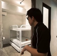 Kamar ART Atta Halilintar dan Aurel Hermansyah tersedia dengan ranjang susun. Mengusung tema industrial, kamar tersebut sudah dilengkapi dengan AC sehingga bisa membuat penghuninya nyaman. Foto: Dok. YouTube, Instagram