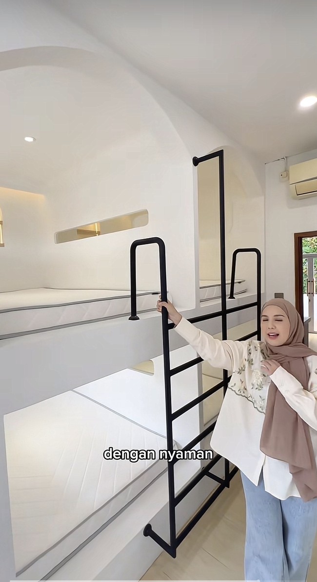 Mirip seperti Atta Halilintar, Tya Ariestya juga menyediakan kamar ART dengan konsep bunk bed atau ranjang bertingkat, yang dinilai efektif menghemat tempat karena memungkinkan lebih dari satu orang tinggal dalam satu ruangan. Foto: Dok. YouTube, Instagram